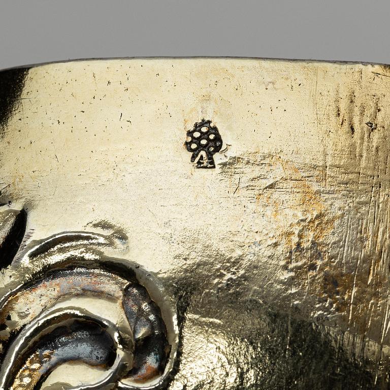 Konfektskål, förgyllt silver. Otydlig mästarstämpel, möjligen Theodor Menth (verksam 1685-1700), Augsburg. Barock.