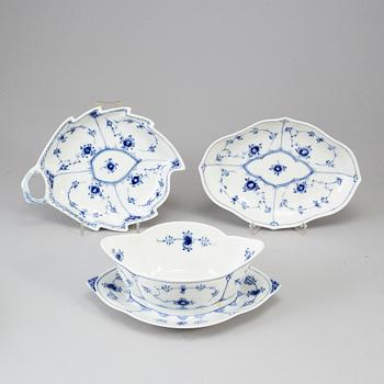 ROYAL COPENHAGEN, 100 psc porcelaine 'Musselmalet'.