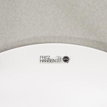 A pair of "Sjuan" chairs by Arne Jacobsen for Fritz Hansen, dated 1987.