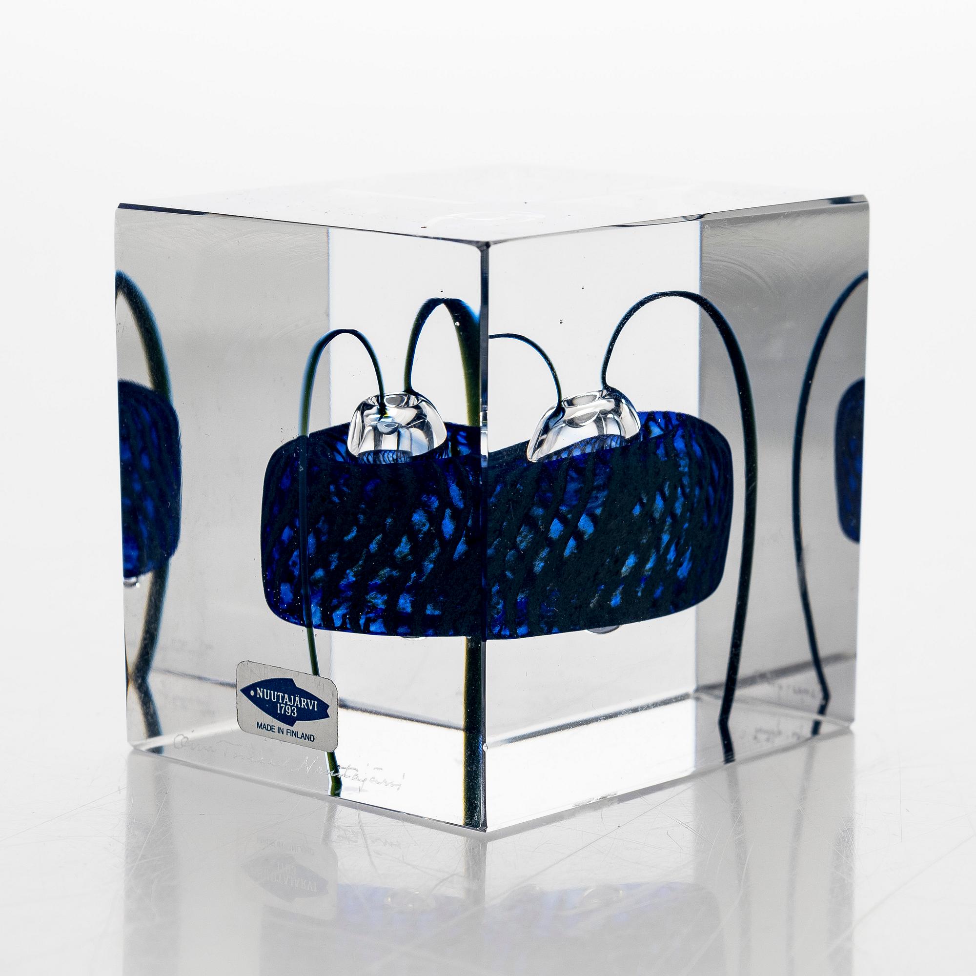Oiva Toikka, a glass cube, signed Oiva Toikka, Nuutajärvi, Sampo-yhtiöt.