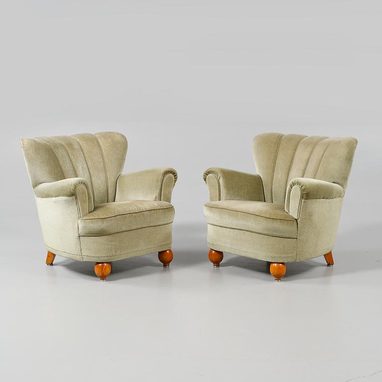 FÅTÖLJER, ett par, omkring 1900-talets mitt.