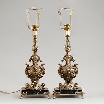 BORDSLAMPOR, 1 par, marmor och mässing, 1900-talets mitt.
