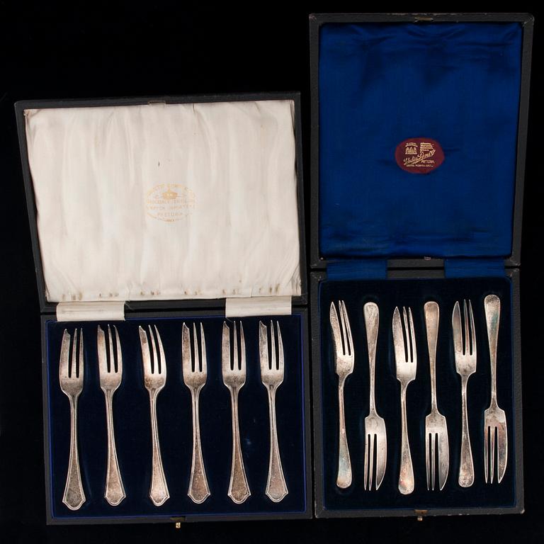 TÅRTGAFFLAR, 6+6 st, silver, Sheffield och Birmingham 1917-18 och 1923-24. Totalvikt 191 g.