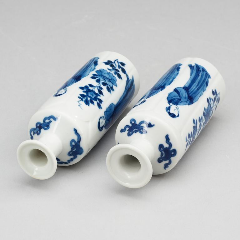 A pair of blue and white bottles, Qing dynasty, 19th Century.