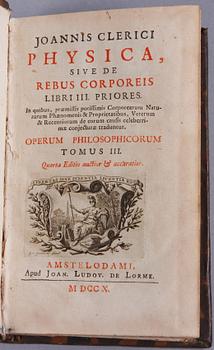 BOK, "Physica sive de Rebus Corporeis...operum philosophicorum" del III och IV, av Johannis Clerici, Amsterdam.