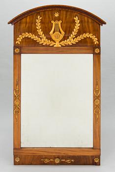 Spegel, empire, Jonas Frisk (spegelfabrikör i Stockholm 1805-1824). Bär Jon: Frisks Spegelfabriks etikett.