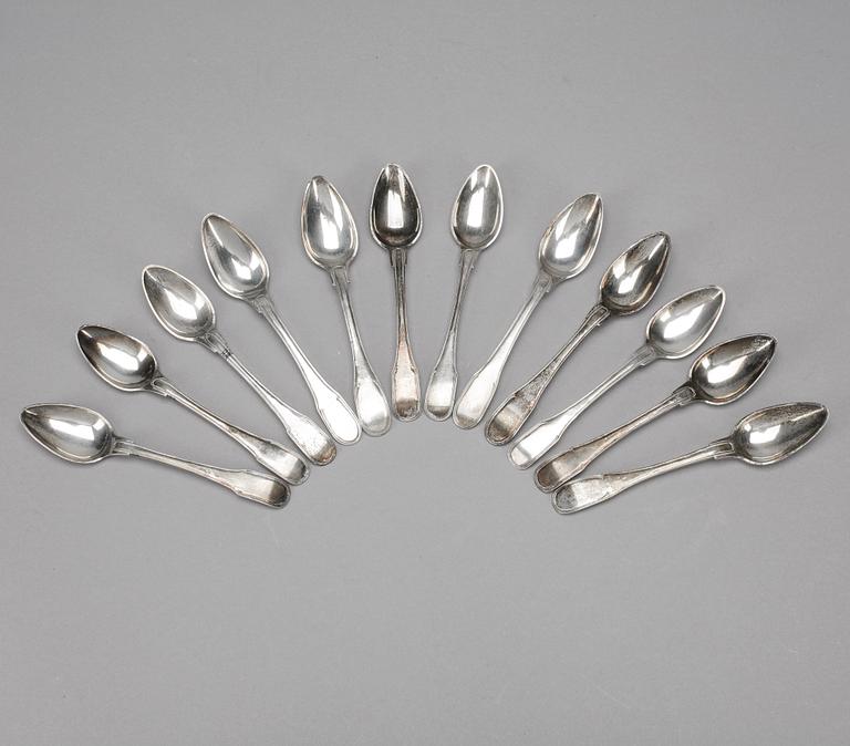 TESKEDAR, 12 st mycket snarlika, silver, mest Nils Johan Åström och Sundsvall 1830-40-tal. Tot ca 275 gram.