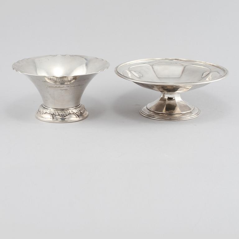 FAT och SKÅL, silver, GAB, Stockholm 1918 och C G Hallberg, Stockholm 1927. Total vikt 670 g.