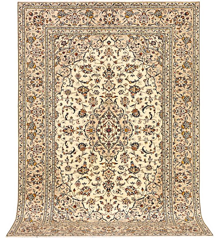 A Kashan carpet, a. 292 x 195 cm.