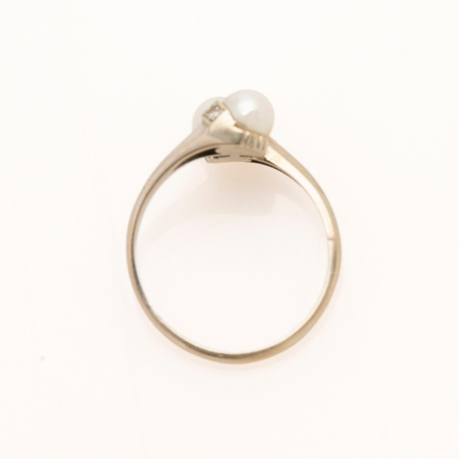 Ring in 18K gold with two pearls and brilliant-cut diamonds.