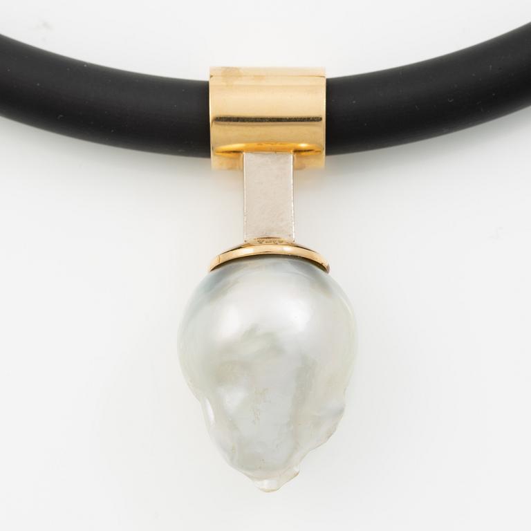 Necklace 18K gold with a cultured freshwater pearl and rubber, Rolf Karlsson Stockholm 2007.