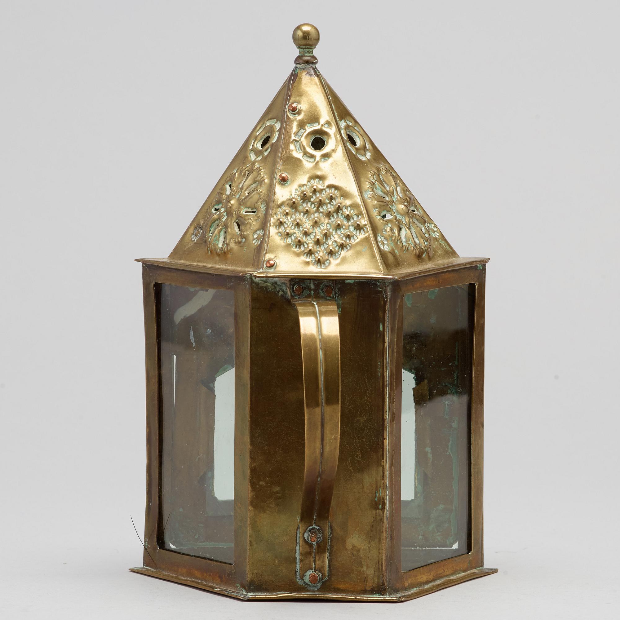 AN 18TH CENTURY BRASS HAND LANTERN.