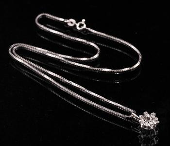 HÄNGEN, 2 st, 18k vitguld samt sju små briljantslipade diamanter.