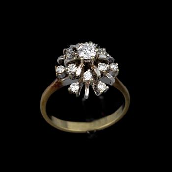 RING, 18K guld, diamanter. Vikt ca 5,4 g.