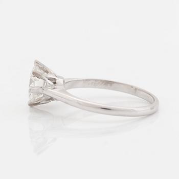 An 18K white gold ring set with a round brilliant-cut diamond.