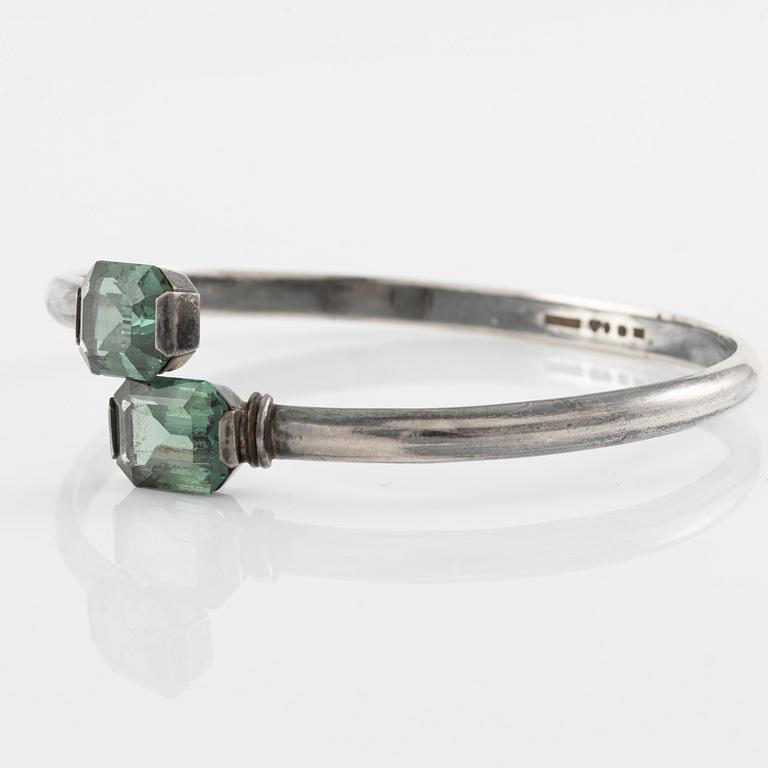 Arm ring, Flavia, silver with two faceted synthetic green spinels.