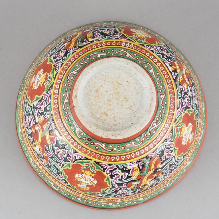 SKÅL, stengods, Bencharong, Kina, 1900-tal.