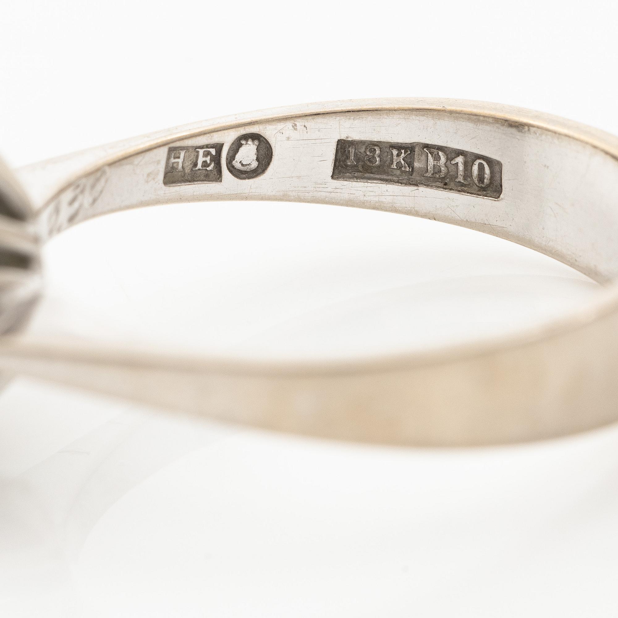 Ring 18K vitguld med en cabochonslipad smaragd och runda briljantslipade diamanter, Stockholm 1976.