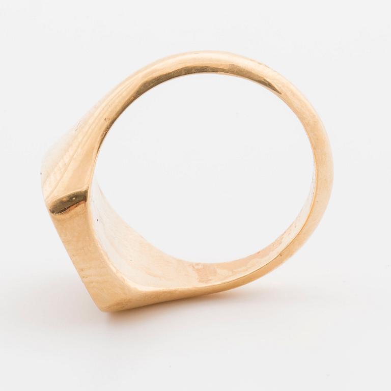 GENTLEMEN`S RING, 18K gold with engravings.