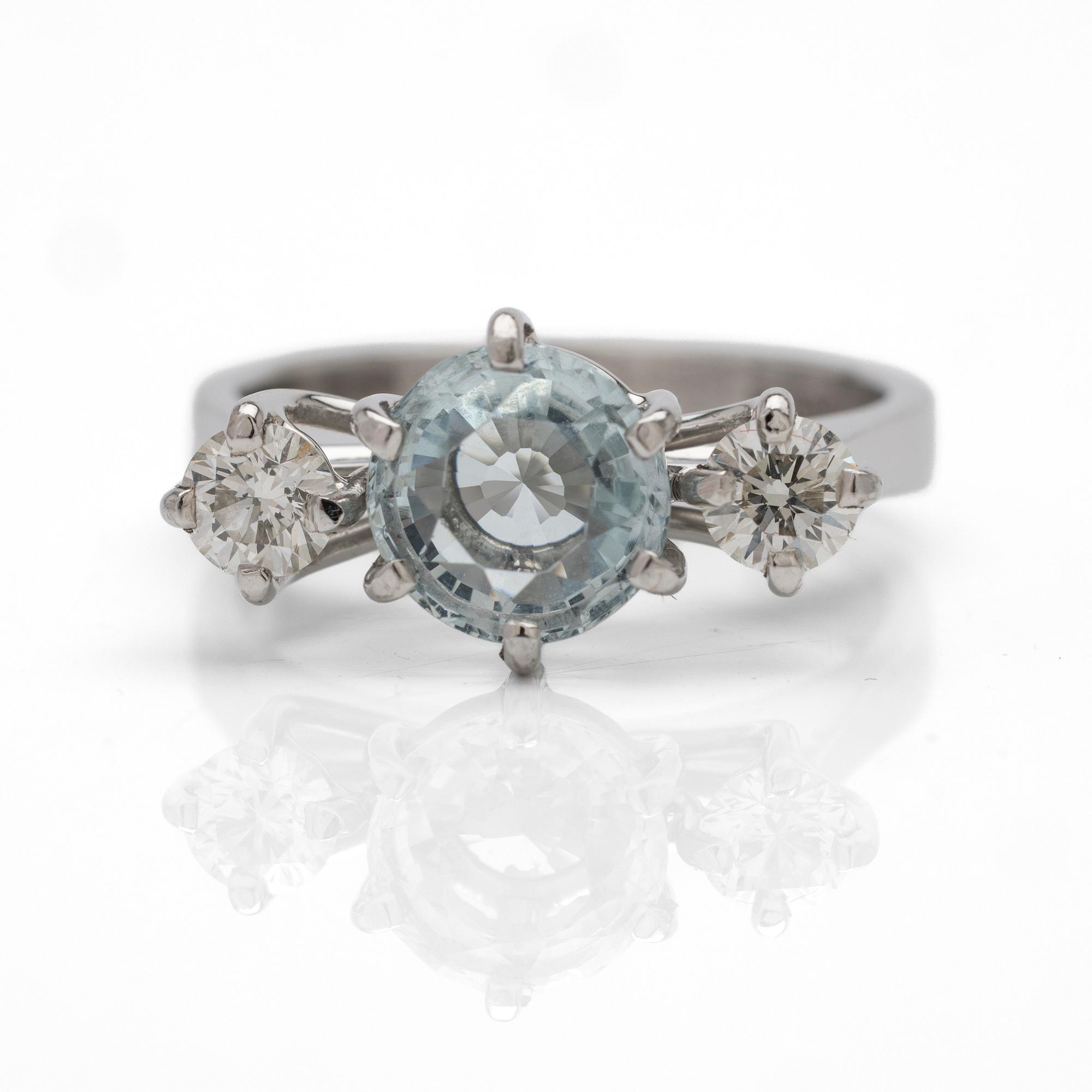 18K white gold ring with aquamarine and diamonds.