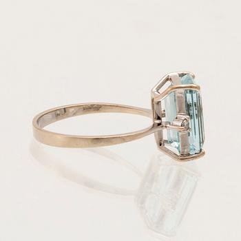 H. Stern ring in 18K white gold with step-cut aquamarine and round brilliant-cut diamonds.