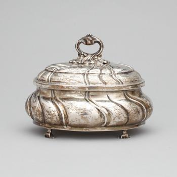 SOCKERSKRIN, silver, rokokostil, med svenska importstämplar, 1900-talets första hälft. Vikt ca 348 gram.