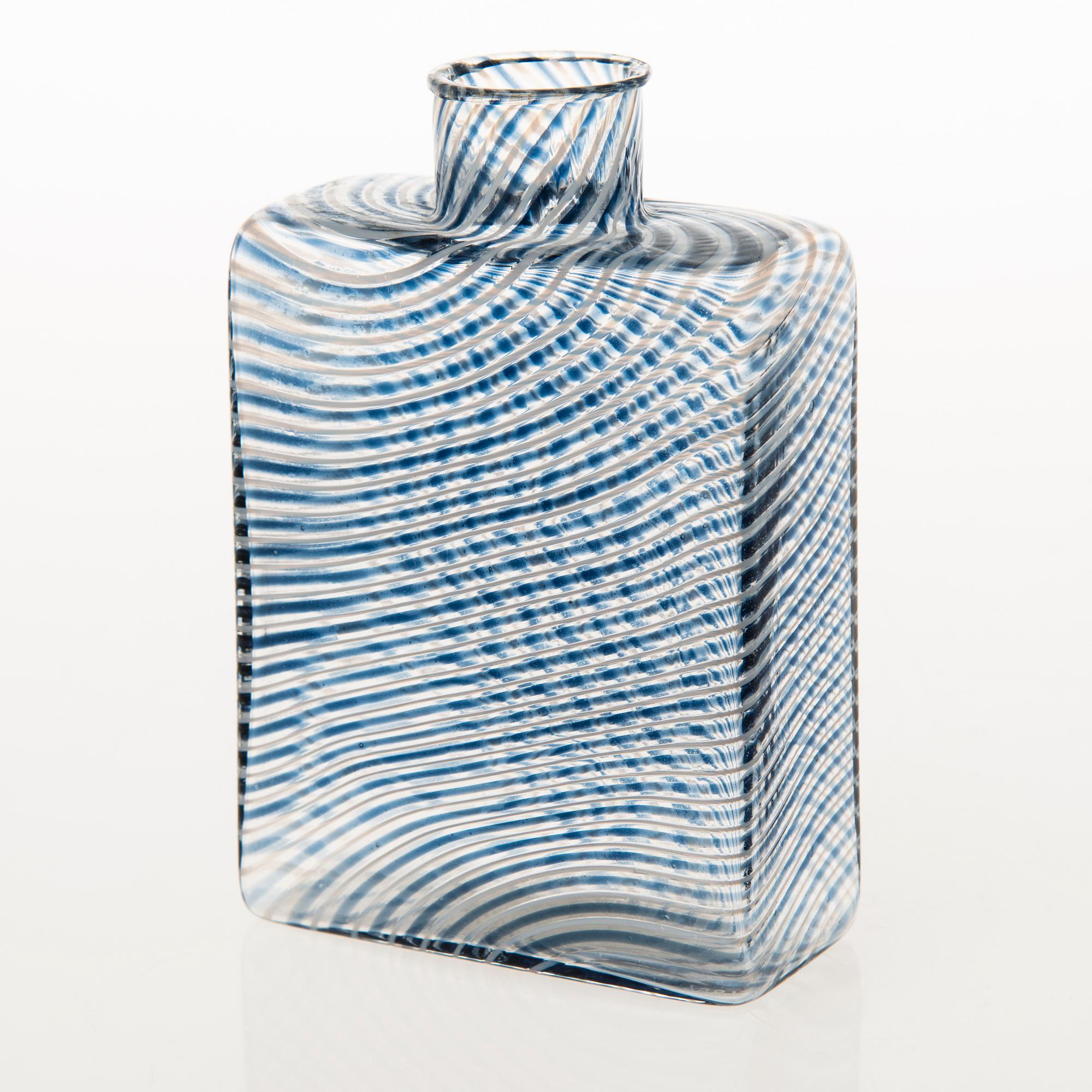 A Kaj Franck flask in filigran glass. Signed Kaj Franck Nuutajärvi Notsjö 1981 and numbered 439/1000.