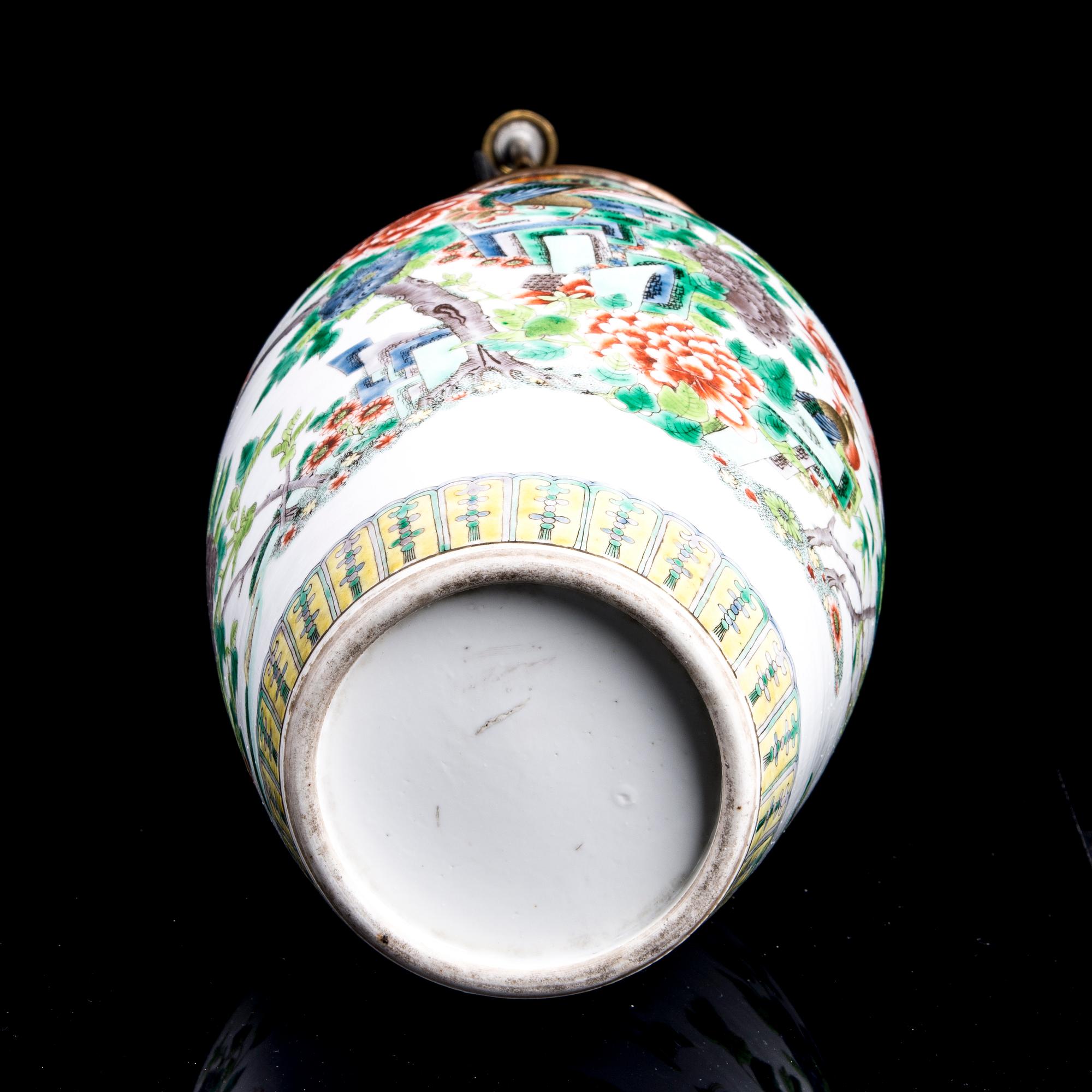 BORDSLAMPA  / LAMPFOT, porslin, Kina 1800-talets slut.