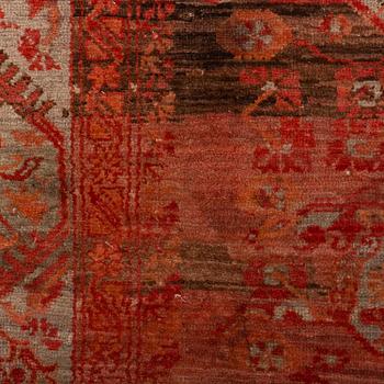 A CARPET, an antique/semi-antique Oriental kelly, ca 287,5 x 141,5 cm.