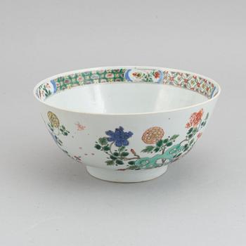 A famille verte decorated bowl, Qing dynasty, Kangxi (1662-1722).