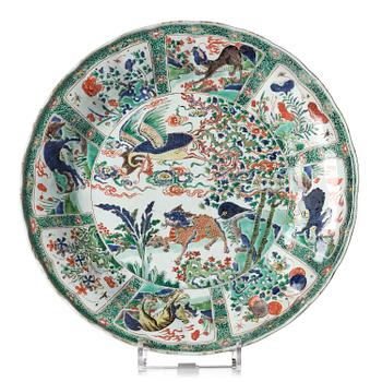 1150. A large famille verte dish, Qing dynasty, Kangxi (1662-1722).