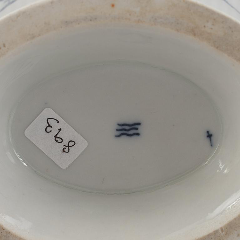 A 'Blue Fluted Plain' / 'Musselmalet rifflet' coffee pot, Royal Copenhagen, around 1800.