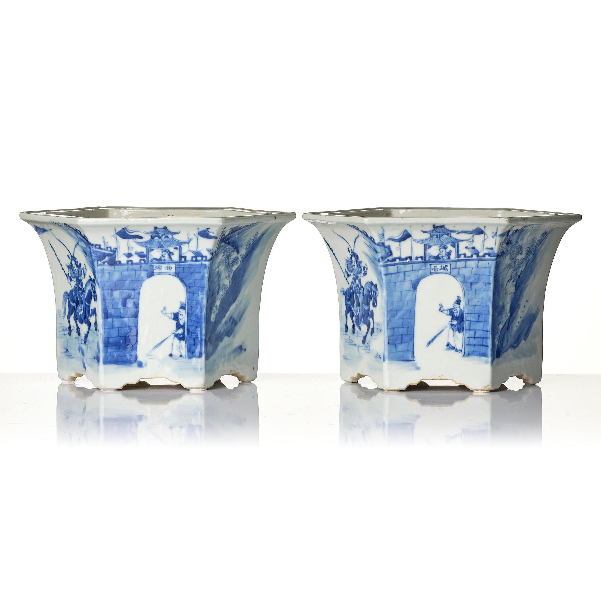 A pair of blue and white jardinieres, Qing dynasty, 19th century.