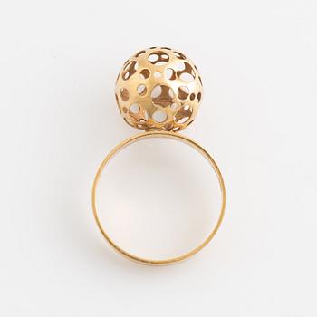 An 18K gold ring.