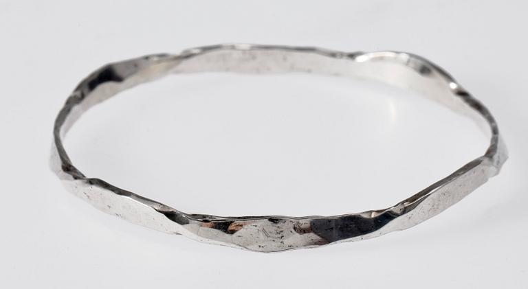 ARMBAND samt ÖRHÄNGEN, ett par, silver, Michael Hamma, Hedvig Westermark, Stockholm, 1987. Ca 20 g.