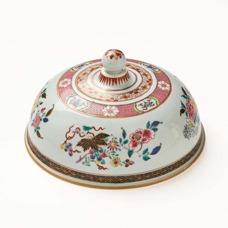 A famille rose cover, Qing dynasty, 18th century.