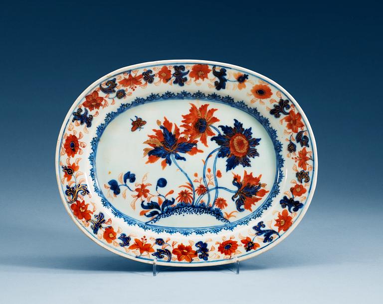 A set of three imari serving dishes, Qing dynasty, early 18th Century.