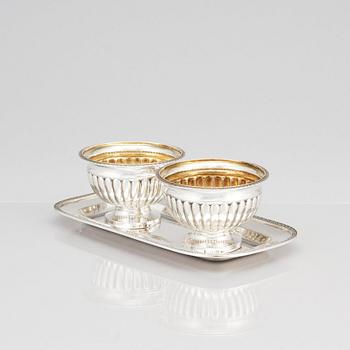 Anders Lundqvist, geléskålar, ett par samt ställning, delvis förgyllt silver, Stockholm 1817. Empire.