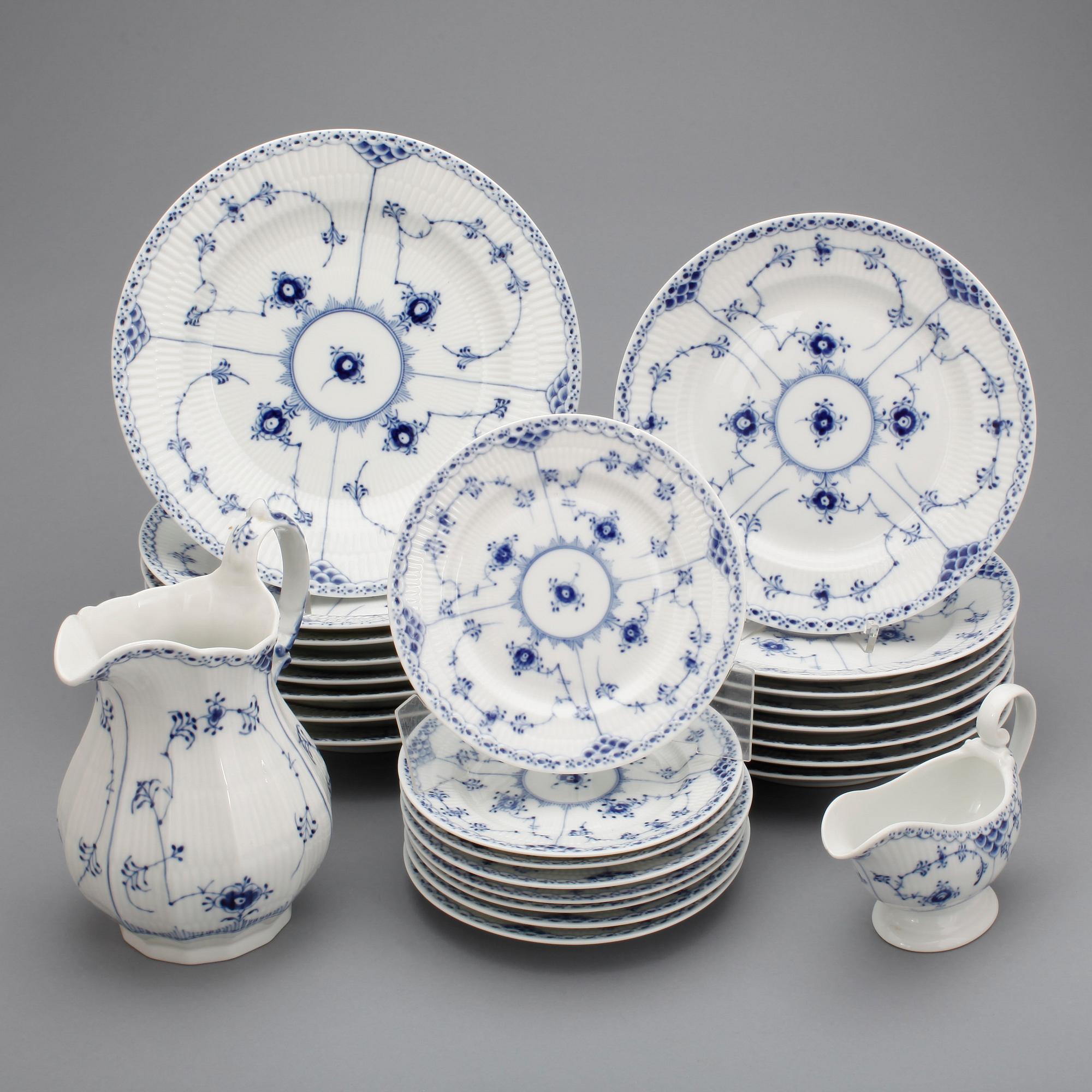 MATSERVIS, 56 delar, "Musselmalet", Royal Copenhagen.