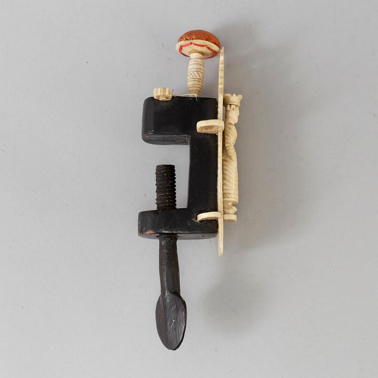 AN EARLY 19TH CENTURY BONE SEWING UTENSIL.