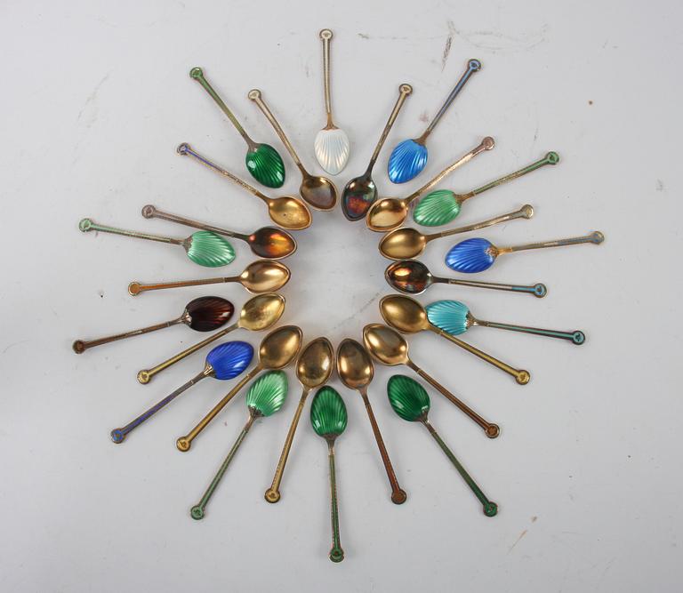 MOCCASKEDAR, 26 st, silver, C.G Hallberg, emaljerade.