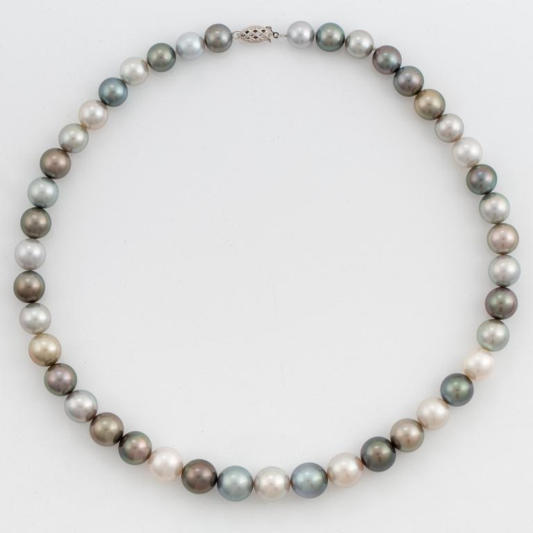 A Tahitian cultured pearl necklace.