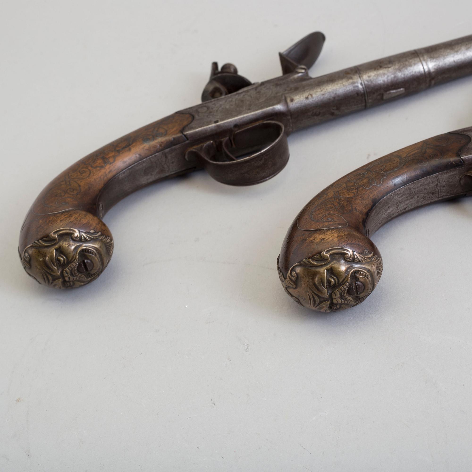FLINTLÅSPISTOLER, 1 par, brittiska, av Queen Anne-typ, signerade Barker, 1700-talets andra hälft.