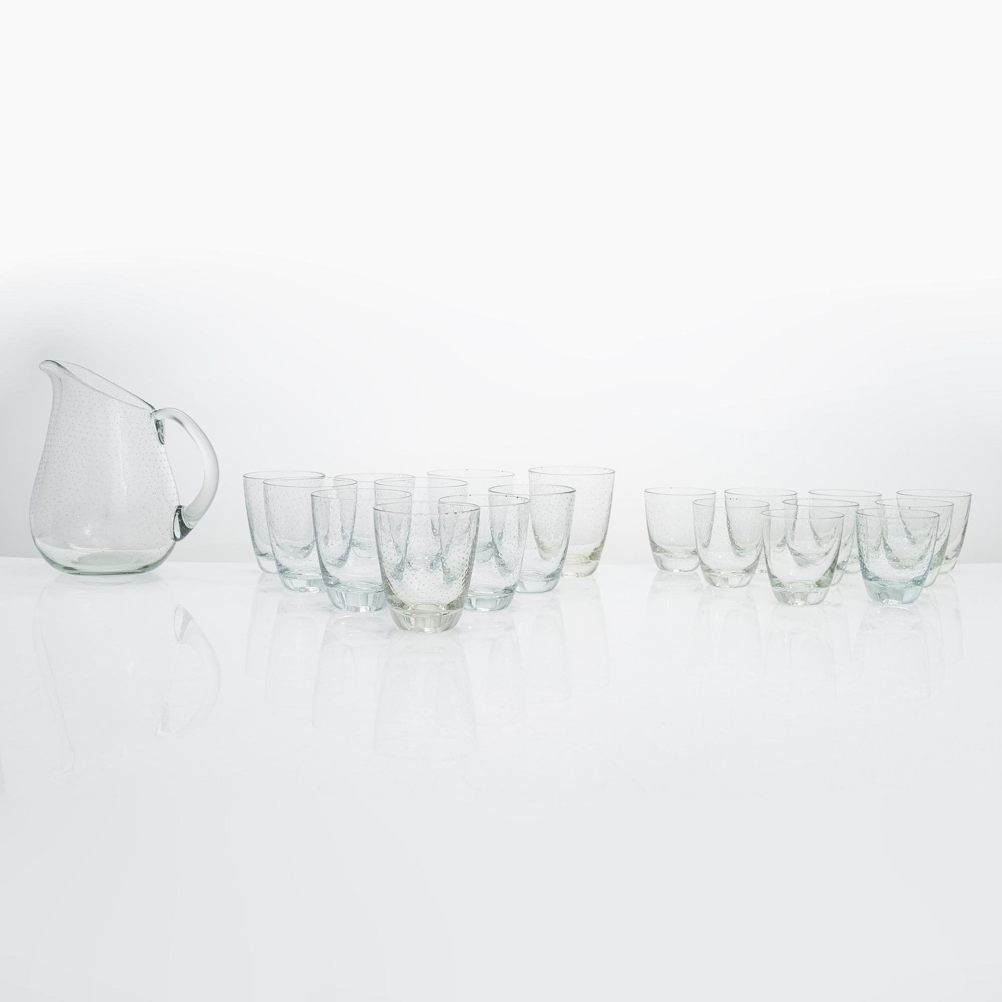 Gunnel Nyman, kanna och dricksglas 19 st, "Pore", modell 2723, Nuutajärvi Notsjö, 1900-talets mitt.