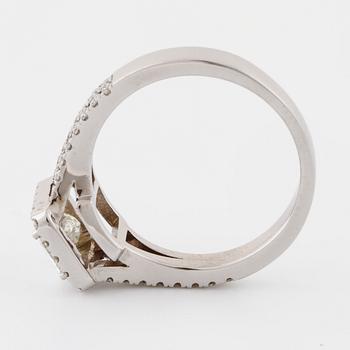 RING, med smaragdslipad diamant ca 0.75 ct samt briljantslipade diamanter totalt ca 0.50 ct.