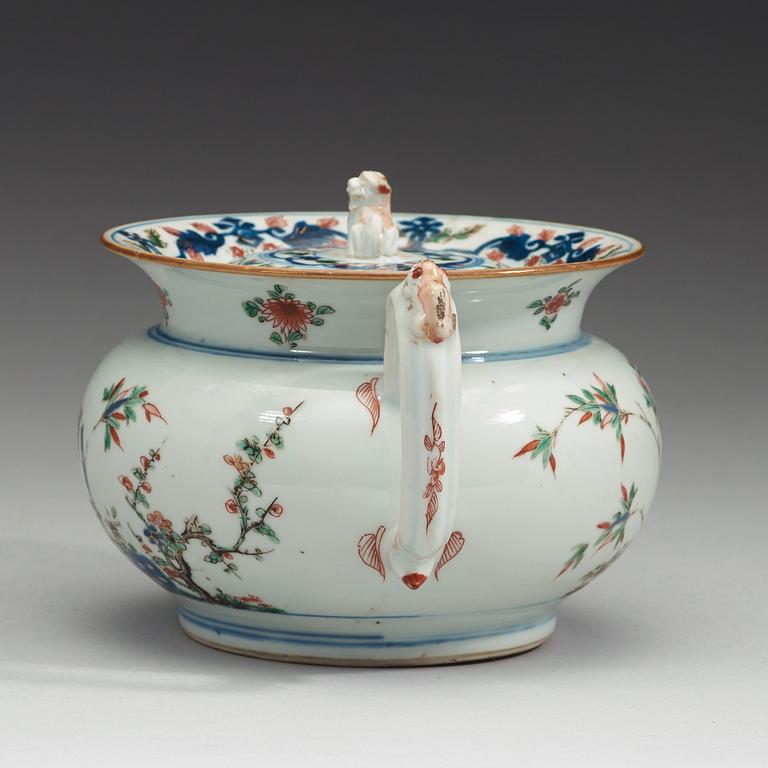 A porcelain chamber pot and cover, Qing dynasty, early 18th Century.