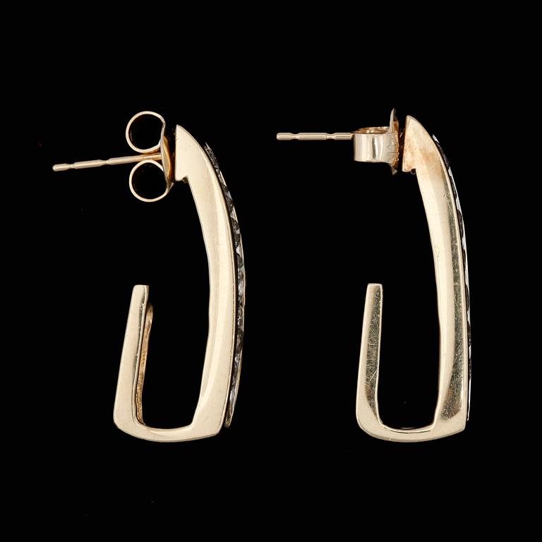 ÖRHÄNGEN, ett par, 14k guld med briljantslipade diamanter tot ca1,00ct. 2000-tal. Vikt 4,7g.