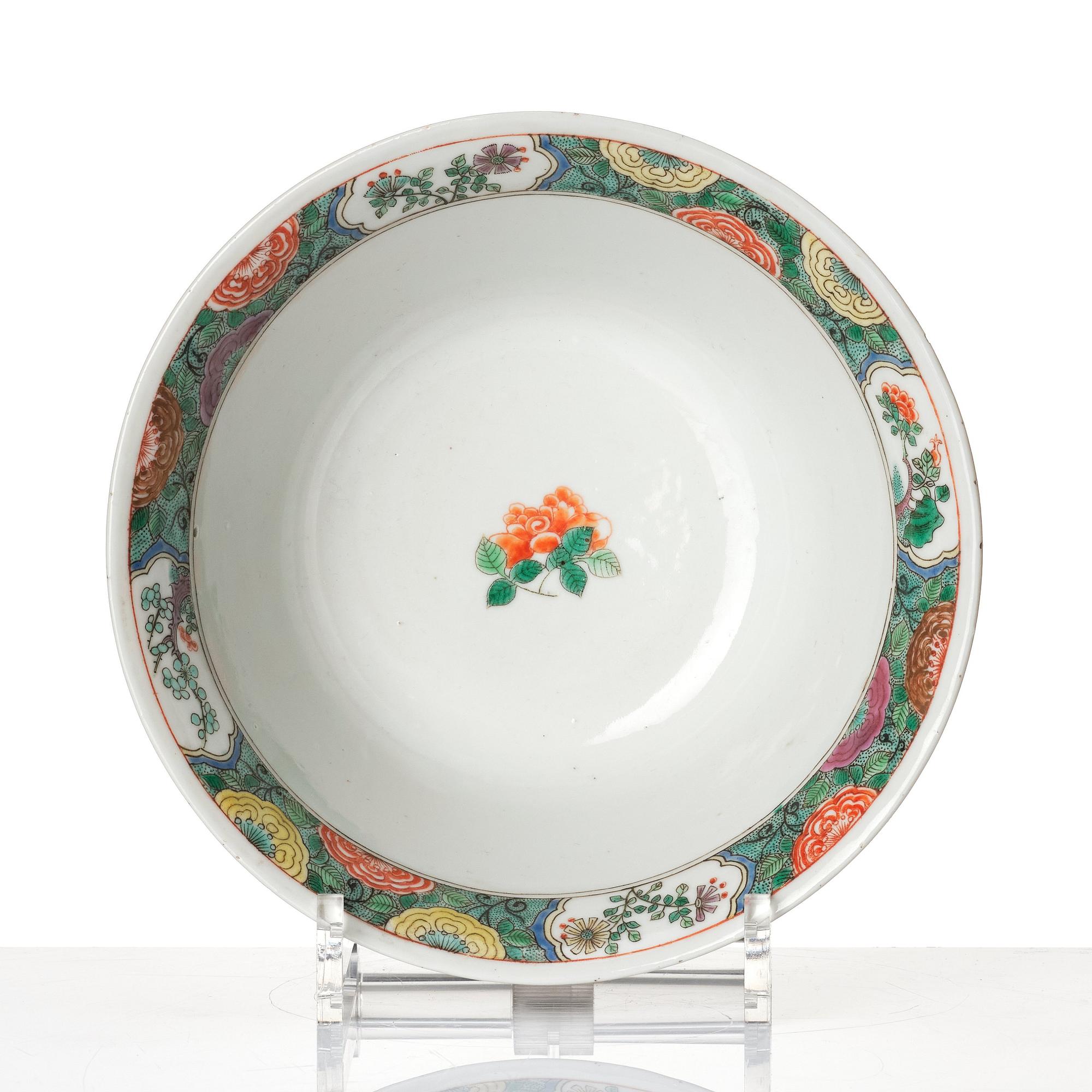 A famille verte porcelain bowl, Qing dynasty, 19th century.