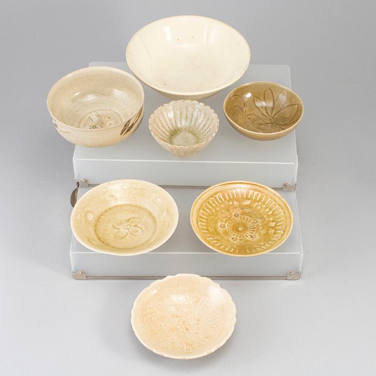 Seven ceramic bowls, South east asian, 19th/20th century.