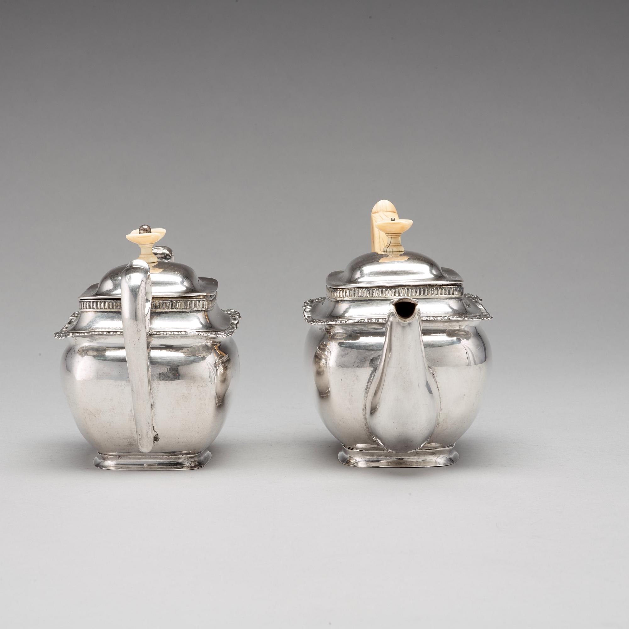 Reinhold Eckert, tekanna och sockerskål, silver, Riga 1828.